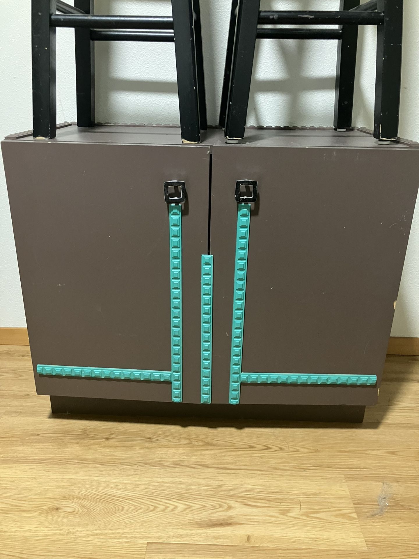 Cabinet/2 Stools