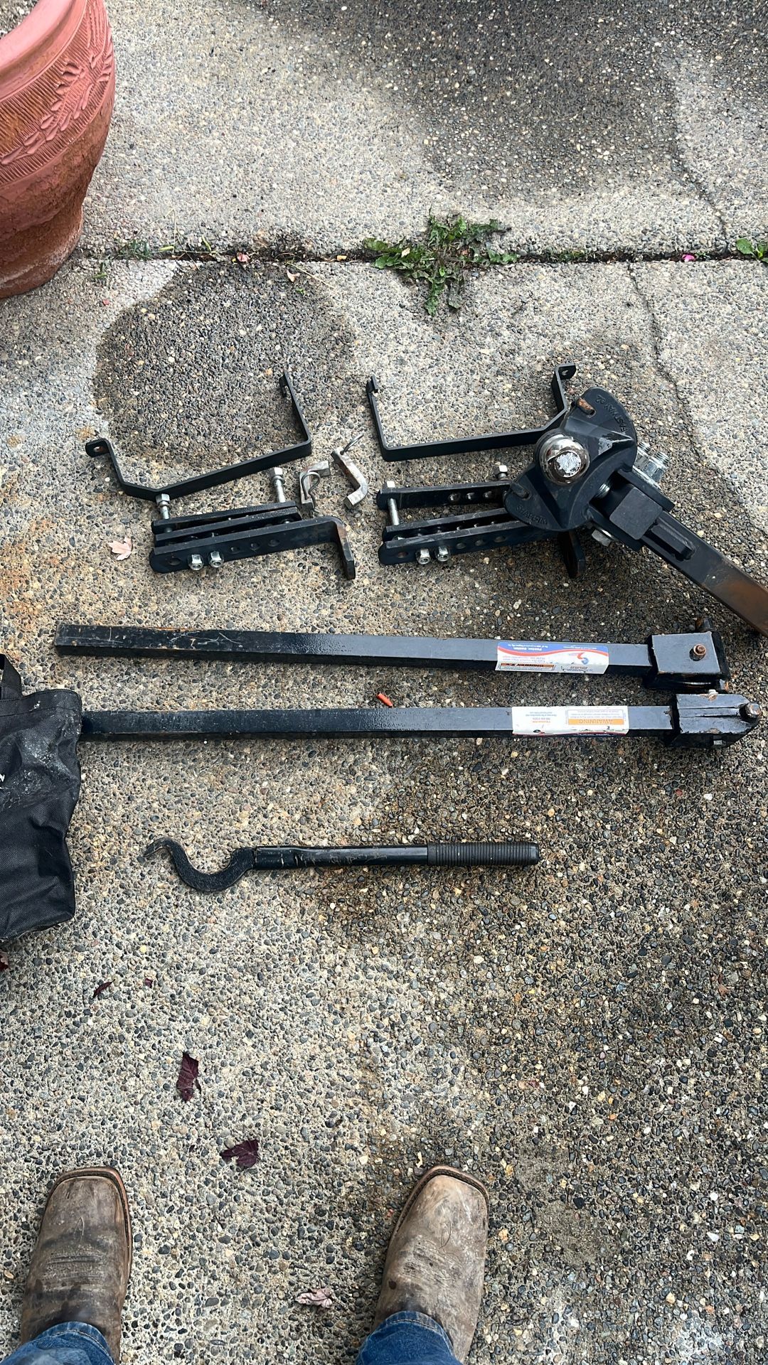 Trailer hitch with weight distribution bars in bracket