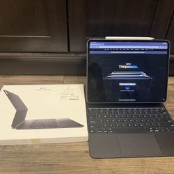 Apple IPad Pro 13” 256GB M4 wifi + 5G cellular + pencil pro + Magic Keyboard