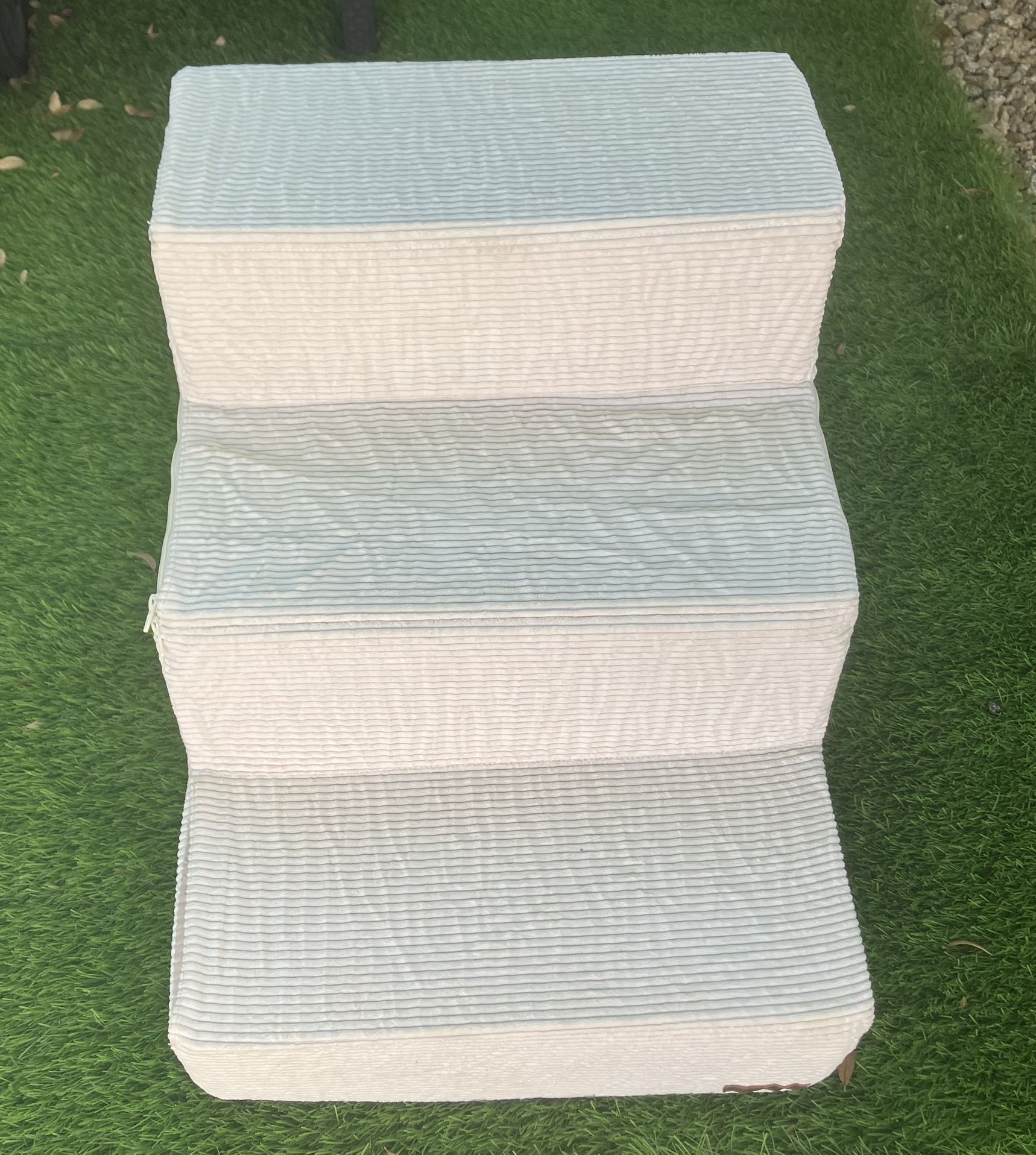 NEW UNUSED - Premium Heavy Duty upgraded Beige LESÜRE Dog Cat Pet Ramp Stairs steps 24”Dx18”Wx16.5H”