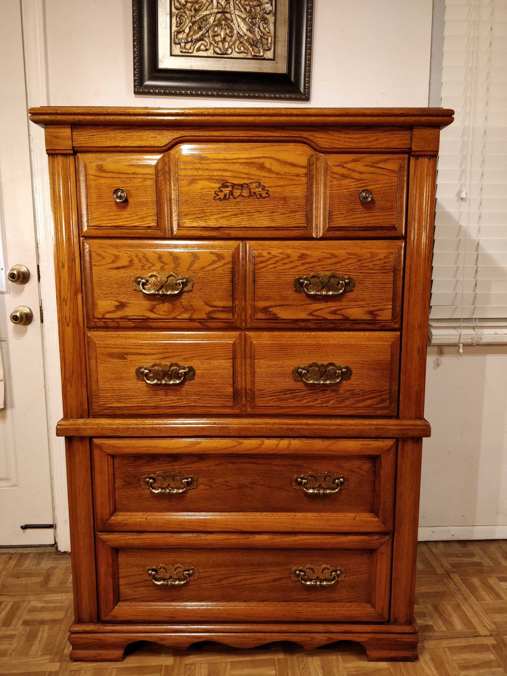 Big (BROYHILL) chest dresser with big drawers, made in USA, all drawers sliding smoothly, pet free smoke free,let me know when can you come to see it,