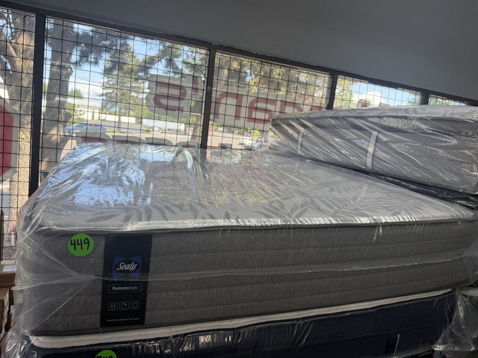 QUEEN SIZE SEALY POSTUREPEDIC (FIRM) MATTRESS & BOX SPRING BED SET