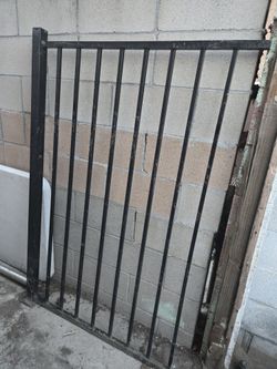Metal Fence Gate With 1 Post 

58" H x 41" L
Dog kennel 