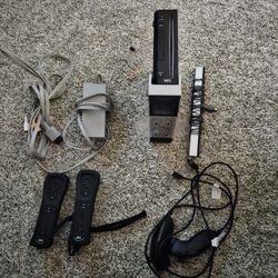 Black Nintendo Wii + 11 Games