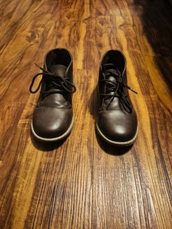 Boys dressing shoes
