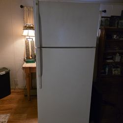 General Electric Refrigerator In Very Good Working Condition 100