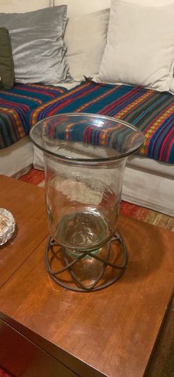 Large Glass Vase with Decorative Metal Base / Florero grande de vidrio con base metálica decorativa