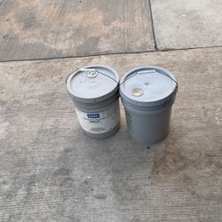 Dos cubetas de cinco galones nuevos