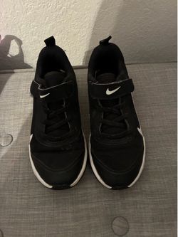 Kids size 1 1/2 Nikes very nice condition Kids size one and a half Nikes very nice condition