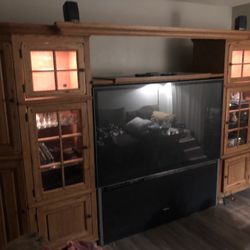 ENTERTAINMENT CTR AND TV