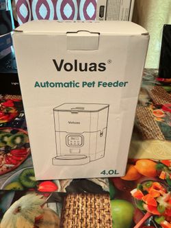 Automatic cat and dog feeders