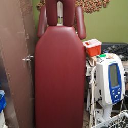 Earthlings Chiropractic Table Like New