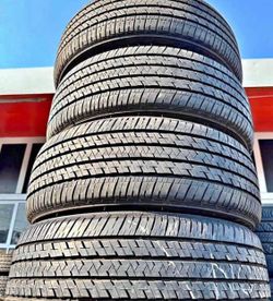 235/55/20 Brisgtone set de Tires con 70% de vida las 4