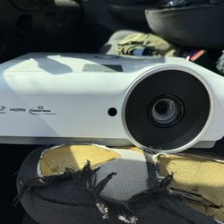 Vivitek DW886 WXGA Fixed Lens DLP Projector
