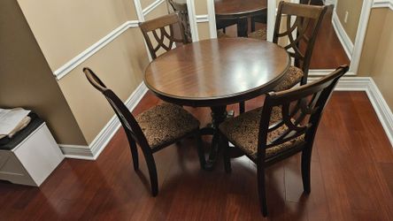 Dining Table Set – 42" Round Table with 4 Chairs – Excellent Condition