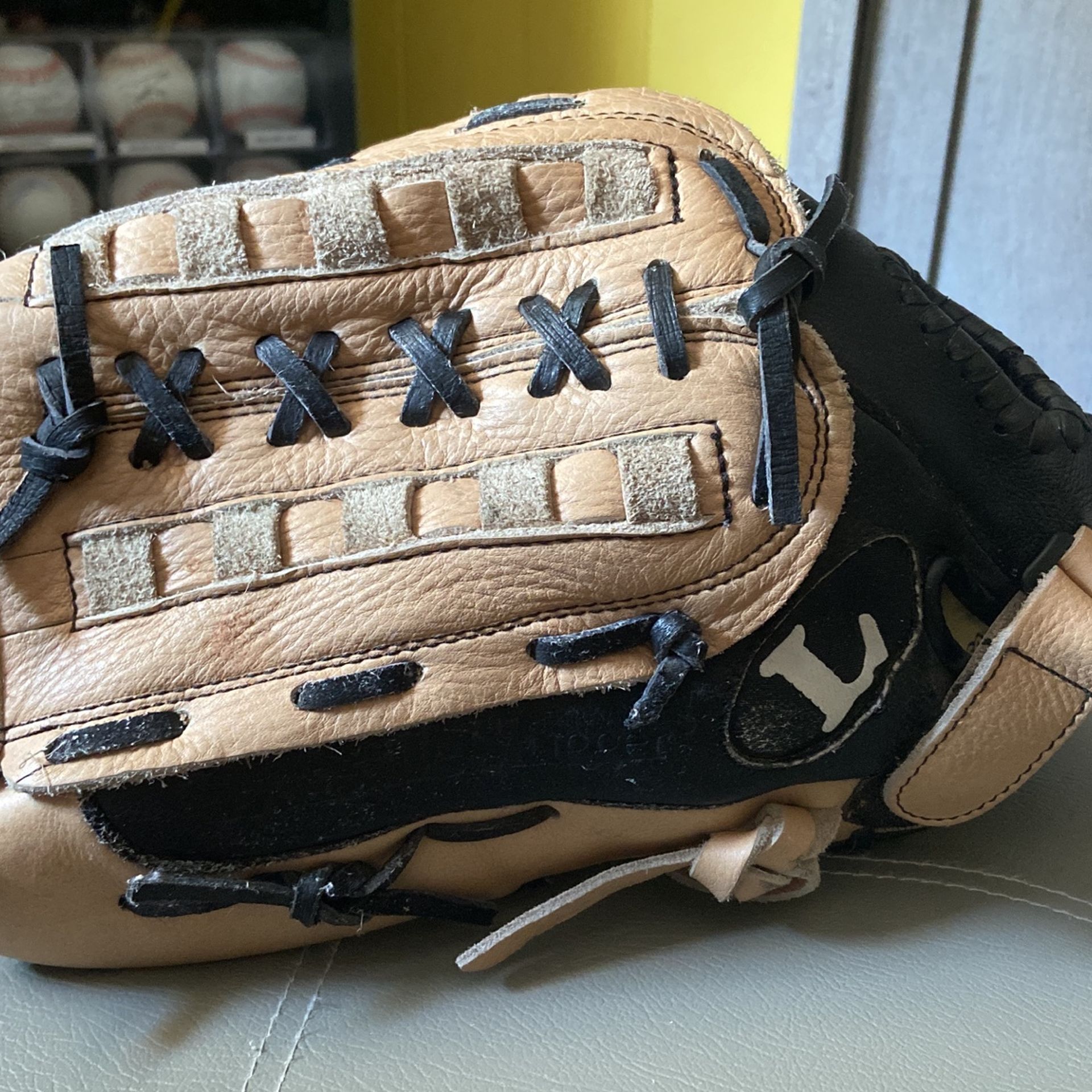Louisville Slugger Dynasty 13.5” LHT Softball Glove