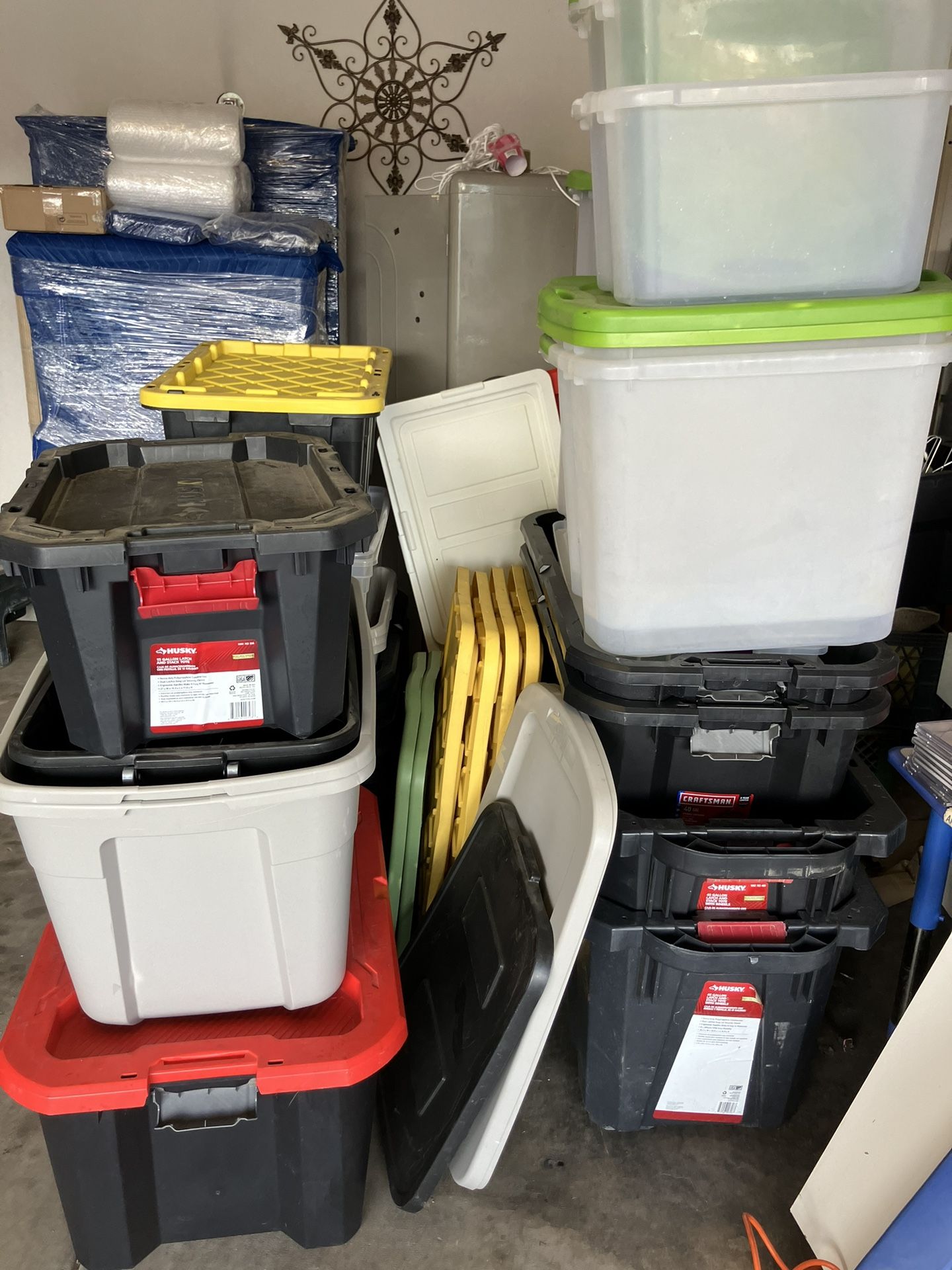 Lot of 28 Storage Containers w/lids