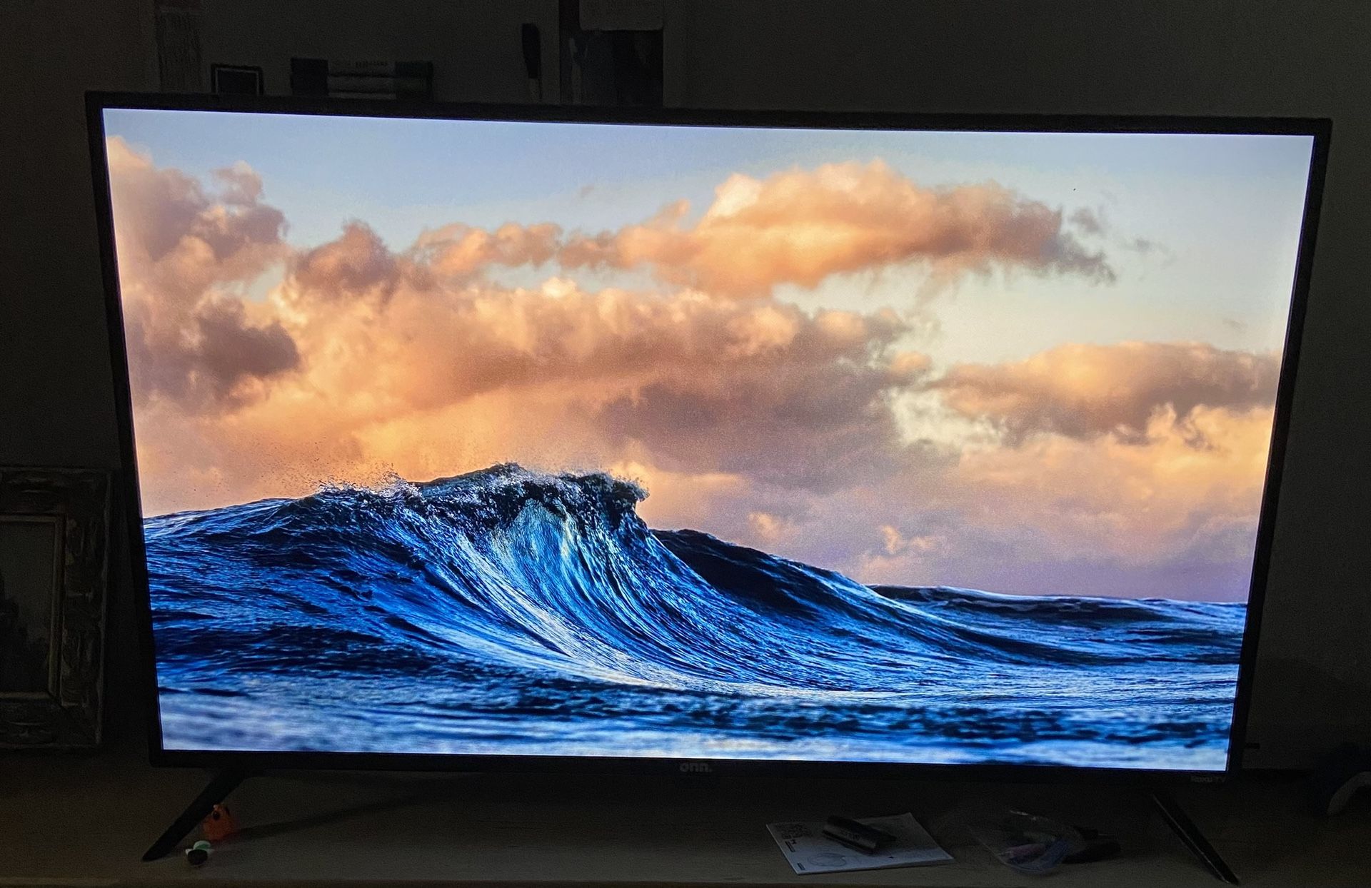 Oon ROKU 43” TV