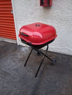 Big foldup grill with wheels pickup 3-8:30 pm rainbow/charleston cash only moving sale fcfs