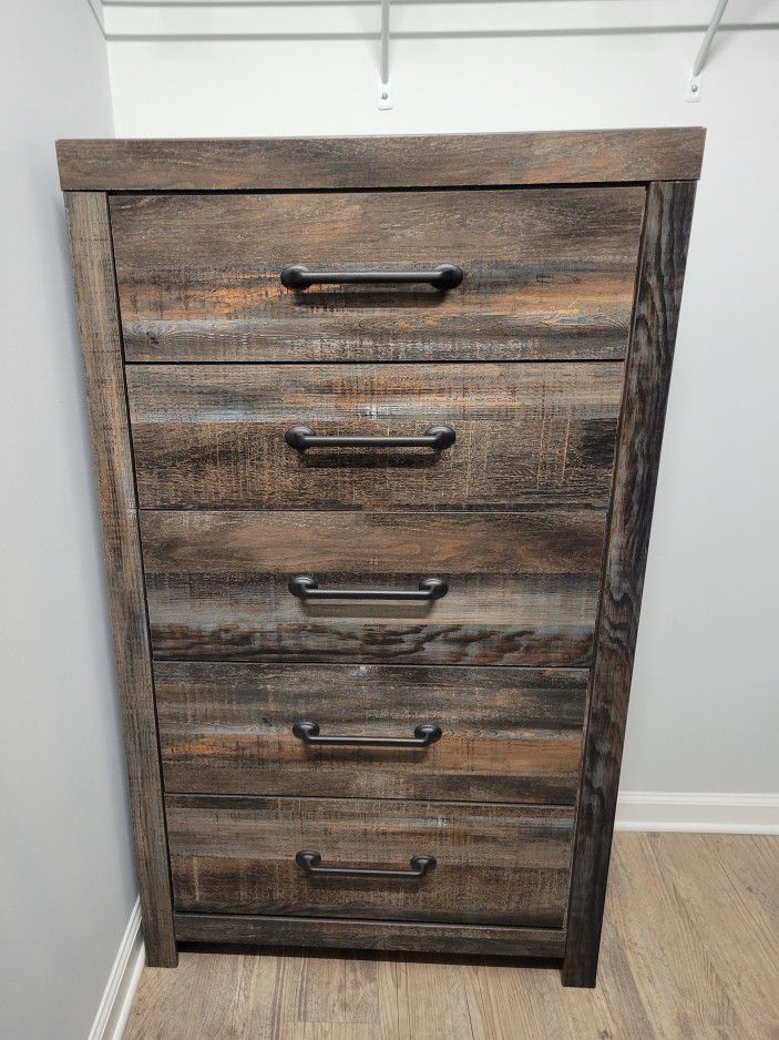 Drystan By Ashley Chest Of Drawers