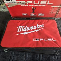 MILWAUKEE M12 IMPACT WRENCH KIT