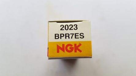 NGK SPARK PLUGS BPR7ES 5534 NEW