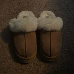 Lightly Used Fur Uggs Slides