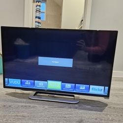 32in Smart TV Working Remote 