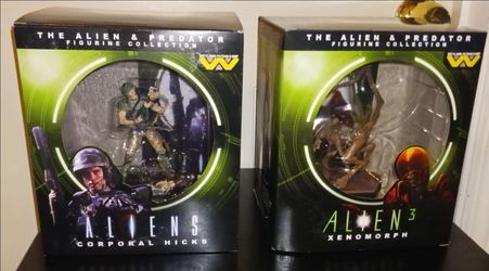 Alien vs Predator figures