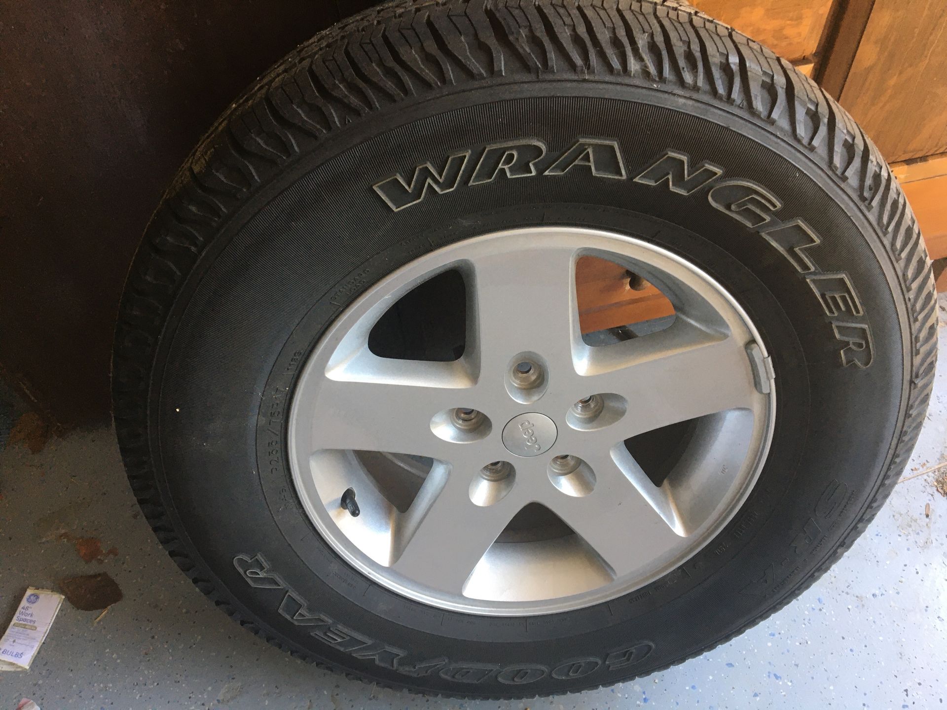 255/75 P 17 2017 Jeep tire and wheel as new.