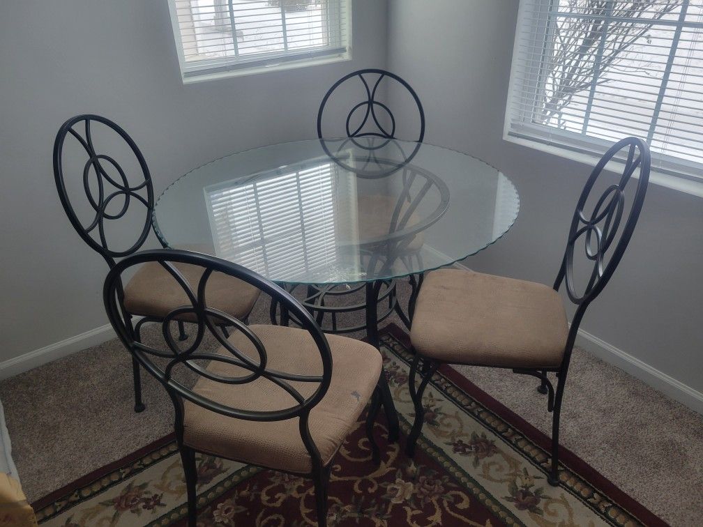 Breakfast Table With 4 Chairs $150