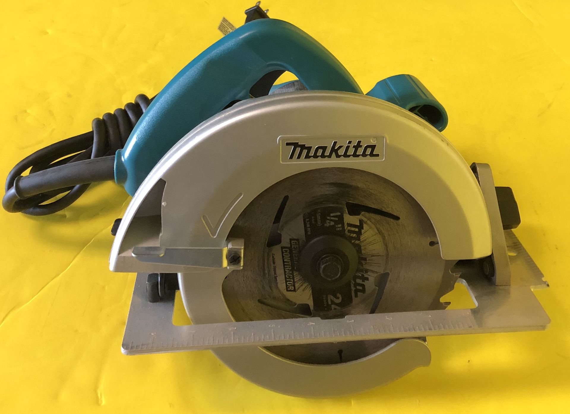 Makita 5007F - 15 Amp 7-1/4 In Corded Circular Saw - LIKE NEW CONDITION