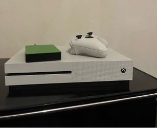 Xbox One S + Seagate Game Drive 4 TB + control + cables.