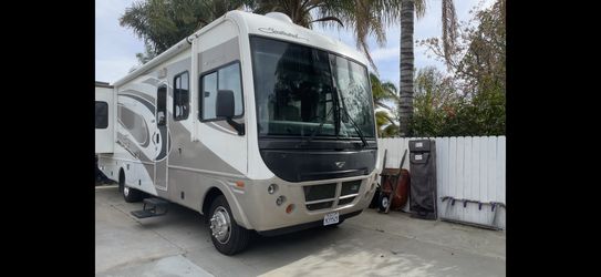2005 Fleetwood South wind 32ft Gas 8.1 Chevy 
