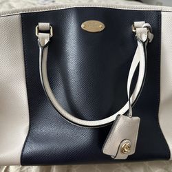 XL 100% Authentic Coach Purse Like New Off White And Navy Blue Really Roomy And Lots Of Pockets!
