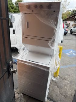 Whirpool stackable gas dryer 27”like new condition
