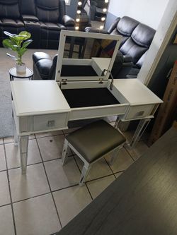 Vanity Desk With Stool