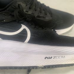nike air zoom tennis's 45 dls like new 
