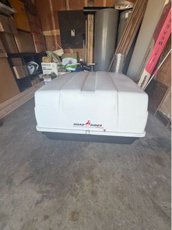 Rooftop cargo box hard shell