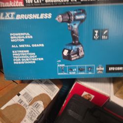 Makita 18V LXT Lithium-ion Cordless 1/2 in. Variable Speed Driver Drill Kit 