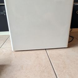 Haier UnderCounter Compact Mini Fridge 
