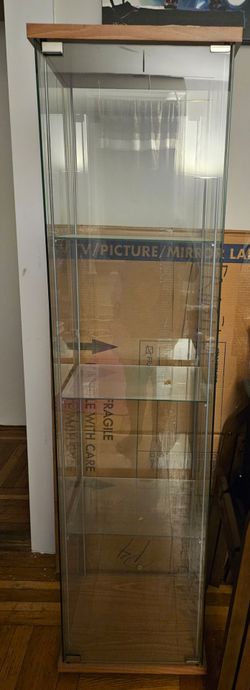 4 Model Display Cases w Magnetic Doors