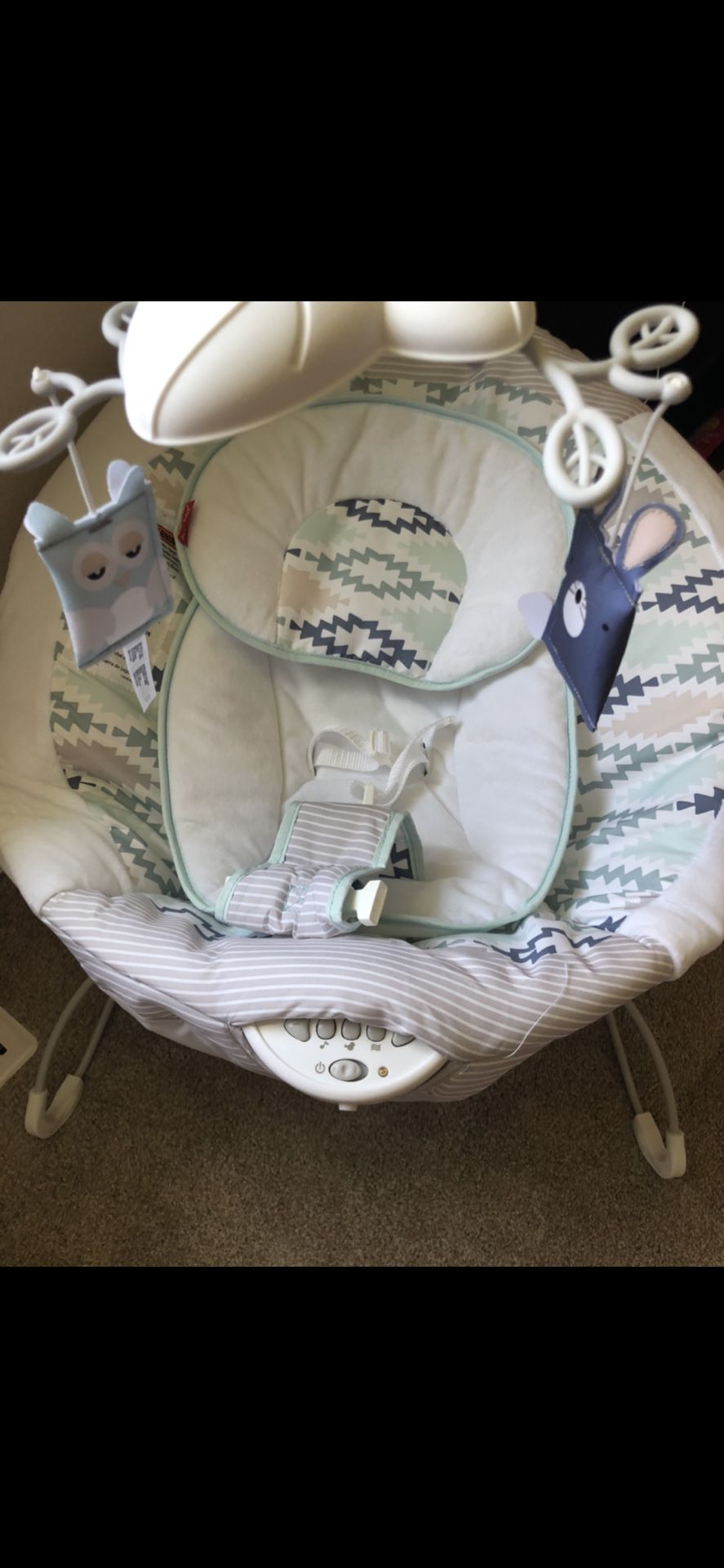 Baby bouncer with white noise, music and vibrations