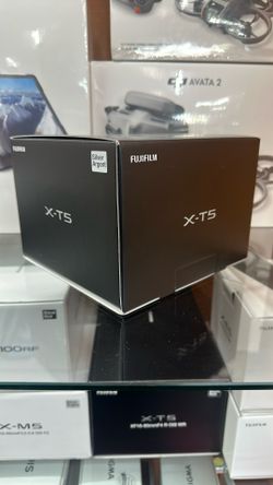 FUJIFILM X-T5 Mirrorless Camera (Silver)