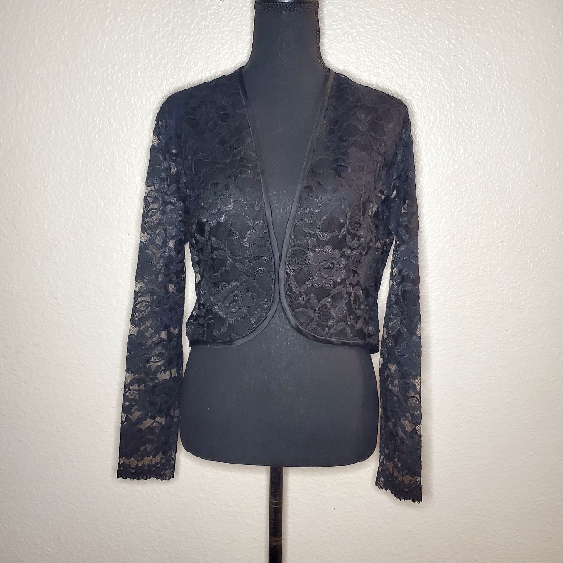 Maggy London Women's Lace Floral Cardigan Blouse Size: Medium Top