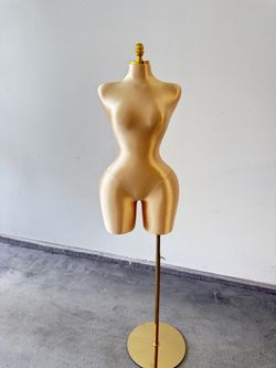 Curvy mannequins