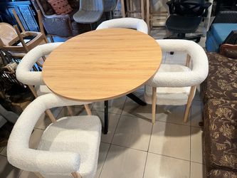 !!New!! Modern dining set with four boucle chairs