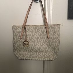Large BRAND NEW MICHAEL KORS PURSE NEVER USED
