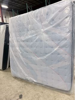 King mattress Sealy posturepedic pillowtop medium