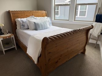 Classic Knotty Pine Queen Sleigh Bedroom Set